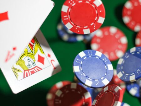 Bluffing in Online Poker